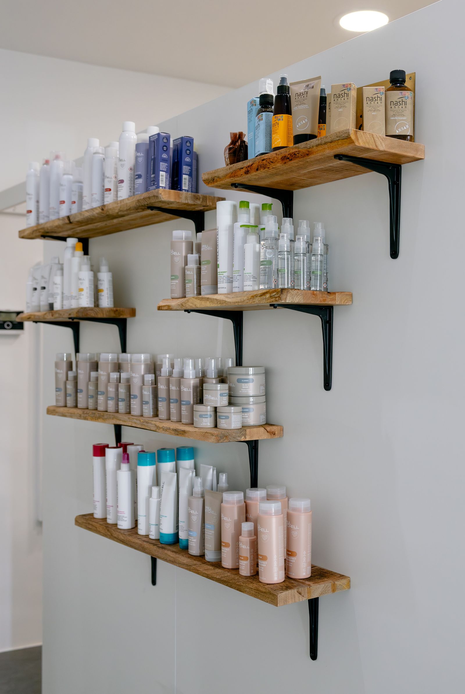 Regale mit professionellen Haarpflege- und Stylingprodukten im Salon