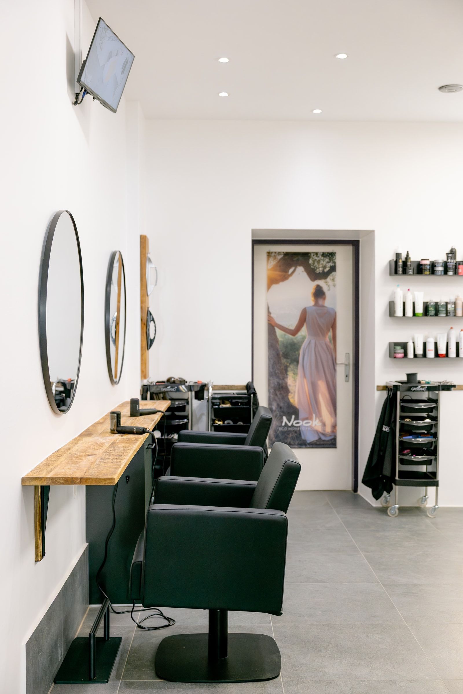 Frisierstühle, Spiegel und Produktregale im HAARKUNSTWERK Salon